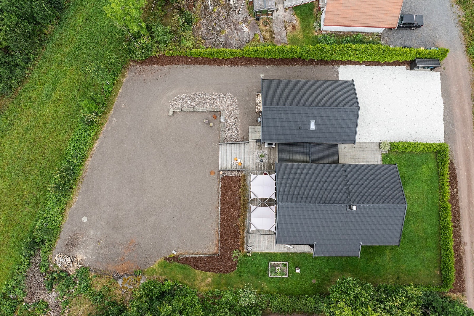 Oversiktsbilde av tomten - her har du mye uteplass! Galleribilde