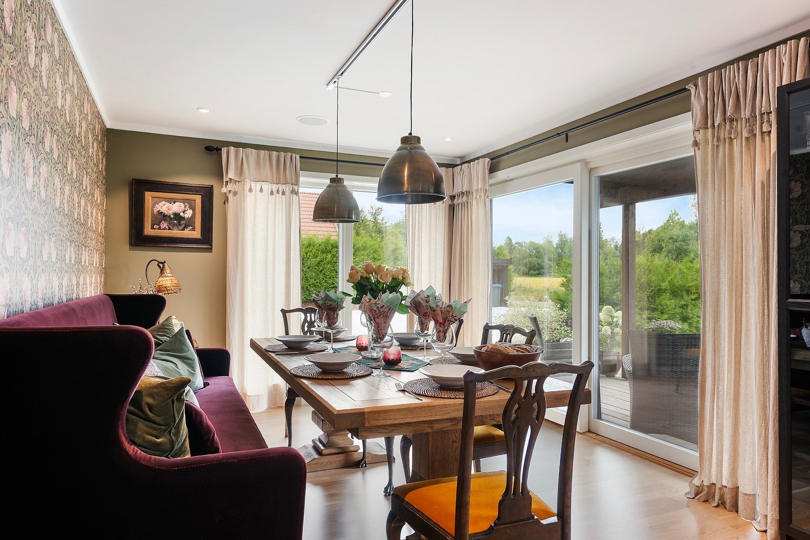 Fra spisestuen er det skyvedør ut til stor markterrasse. Galleribilde