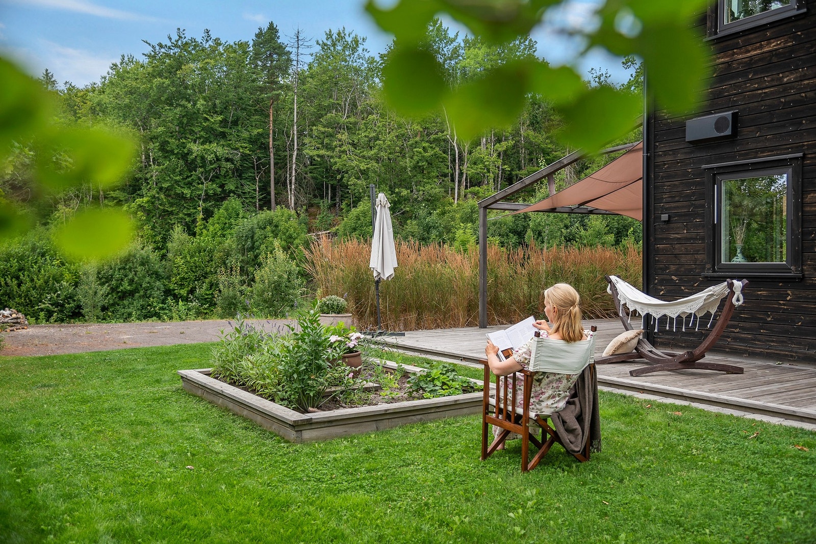 Her kan du nyte en god bok i grønne omgivelser. Galleribilde