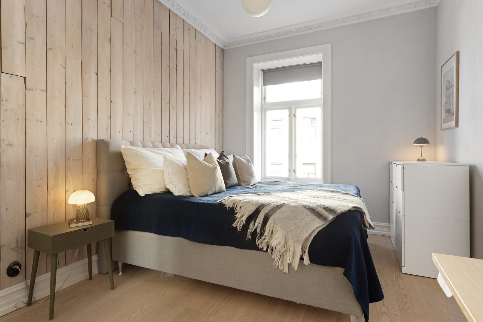 Stort, lekkert soverom med god plass til dobbeltseng og nattbord. Galleribilde