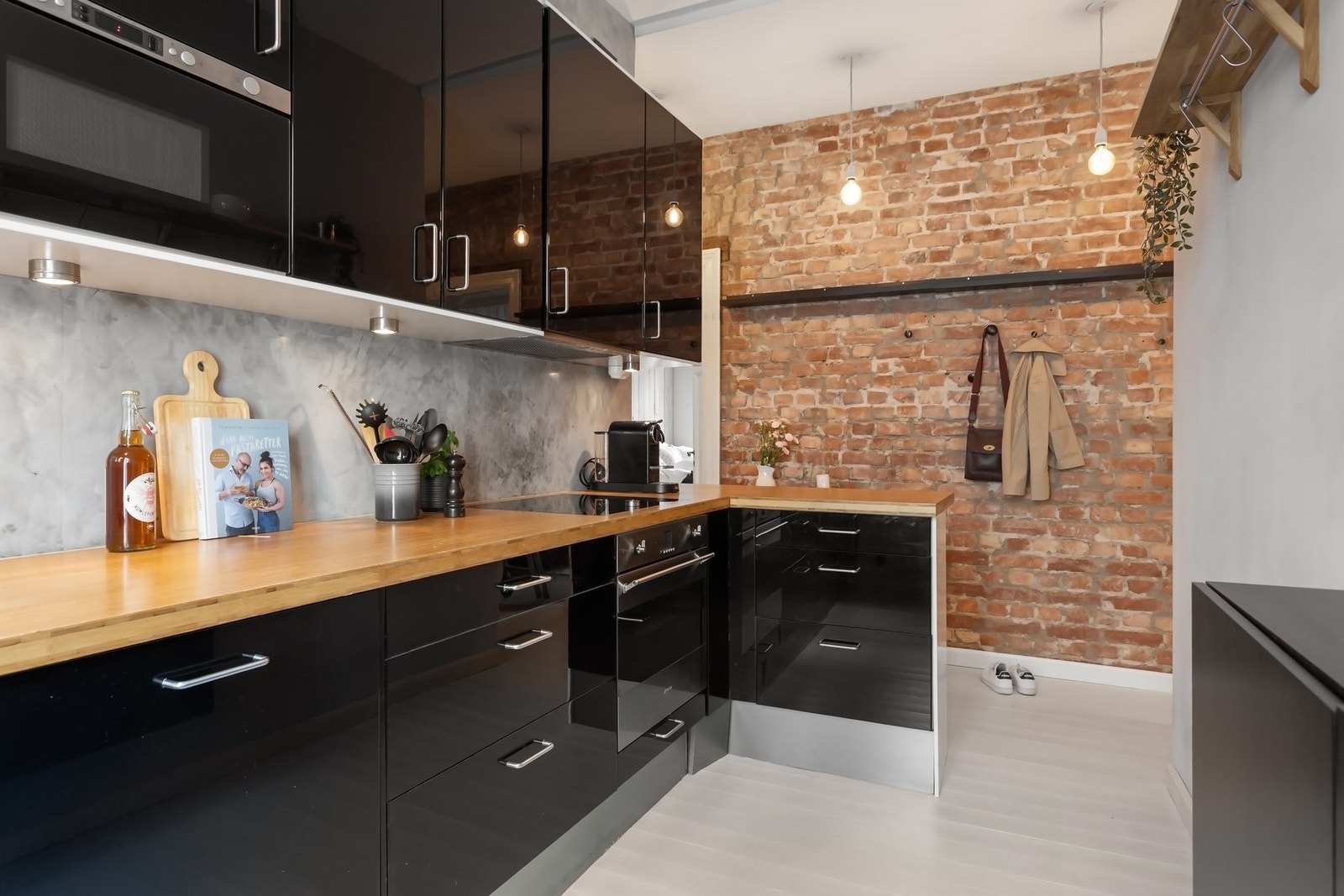 Teglsteinsveggen skaper en røffhet i et moderne hjem. Galleribilde