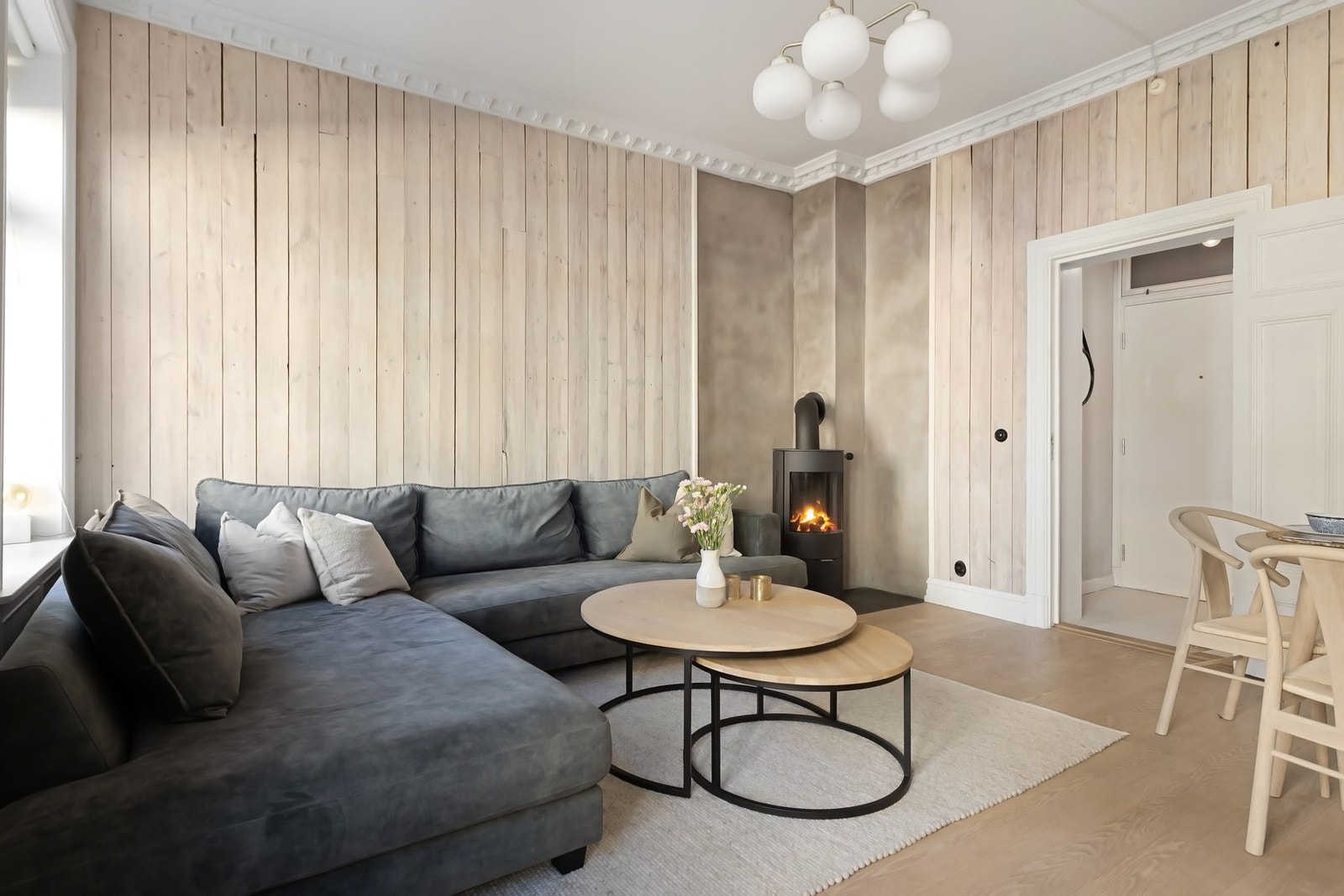 Klassiske detaljer møter moderne løsninger! Meget generøs takhøyde på over 3 meter. Galleribilde