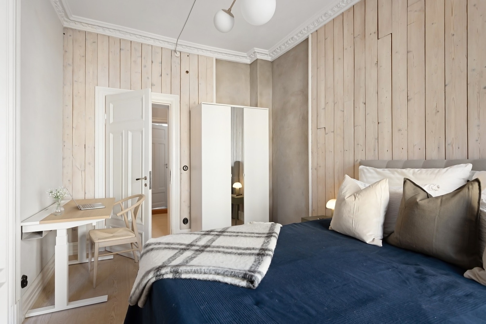 Det er rikelig med plass til garderobeskap, skrivepult og det du måtte ønske. Galleribilde