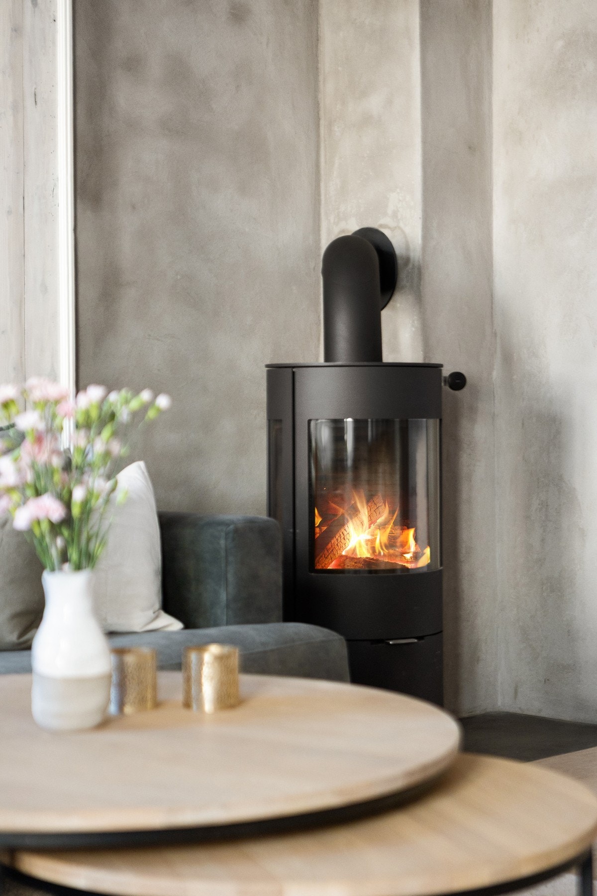 En moderne peis sørger for deilig temperatur på kaldere dager. Galleribilde