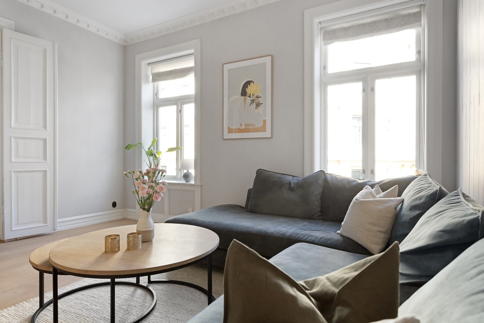 Stuen er meget lys og de store vinduene gir rikelig med dagslys. Galleribilde