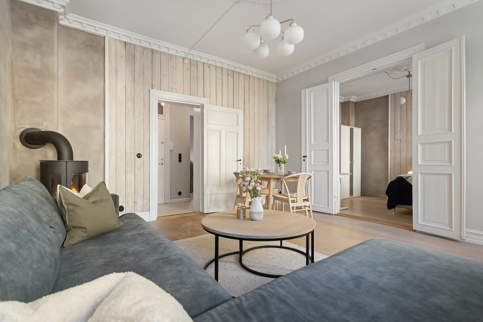 Store, doble fløydører inn mot soverommet. Galleribilde