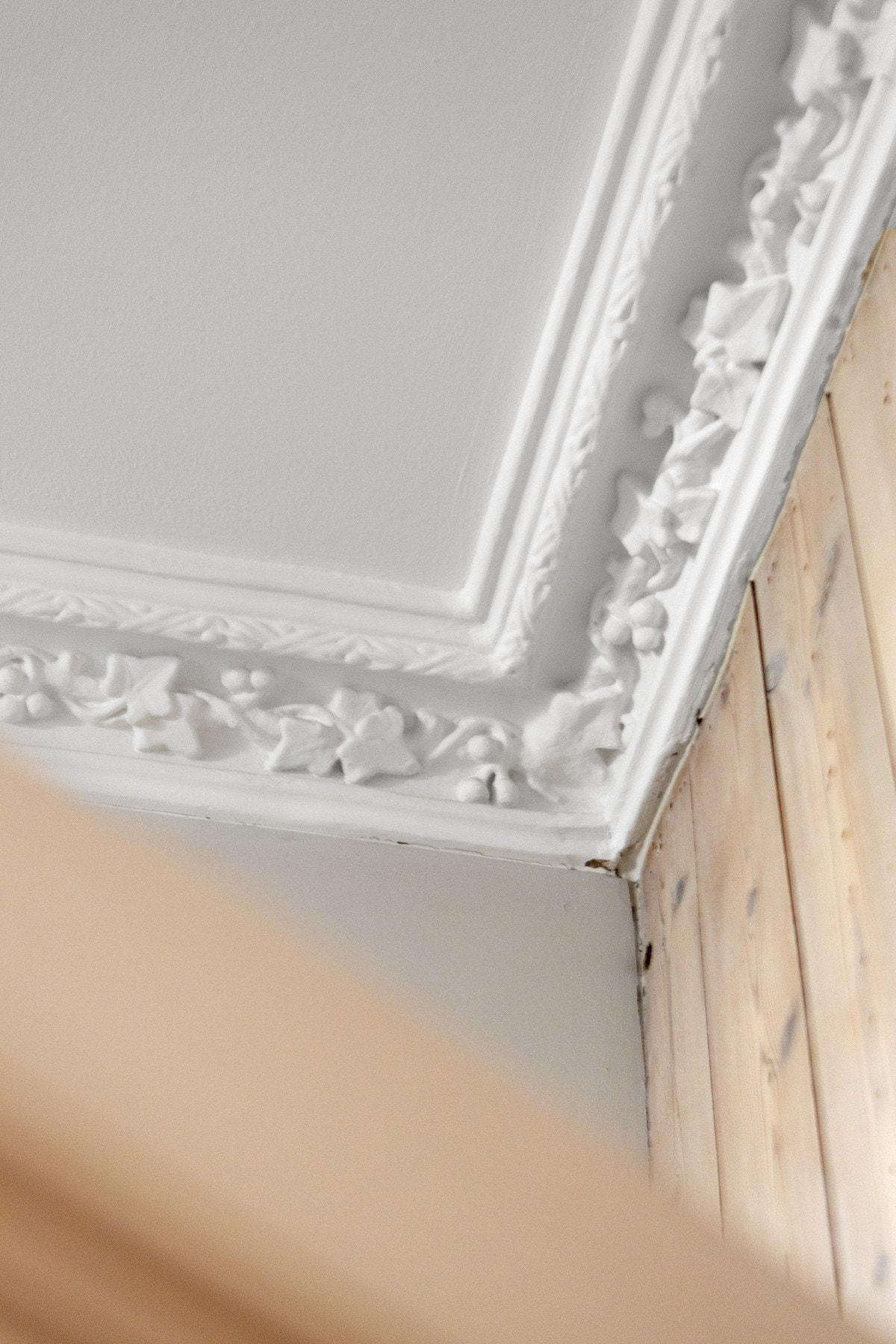 En flott stukkatur pynter rommet og gir et klassisk preg. Galleribilde