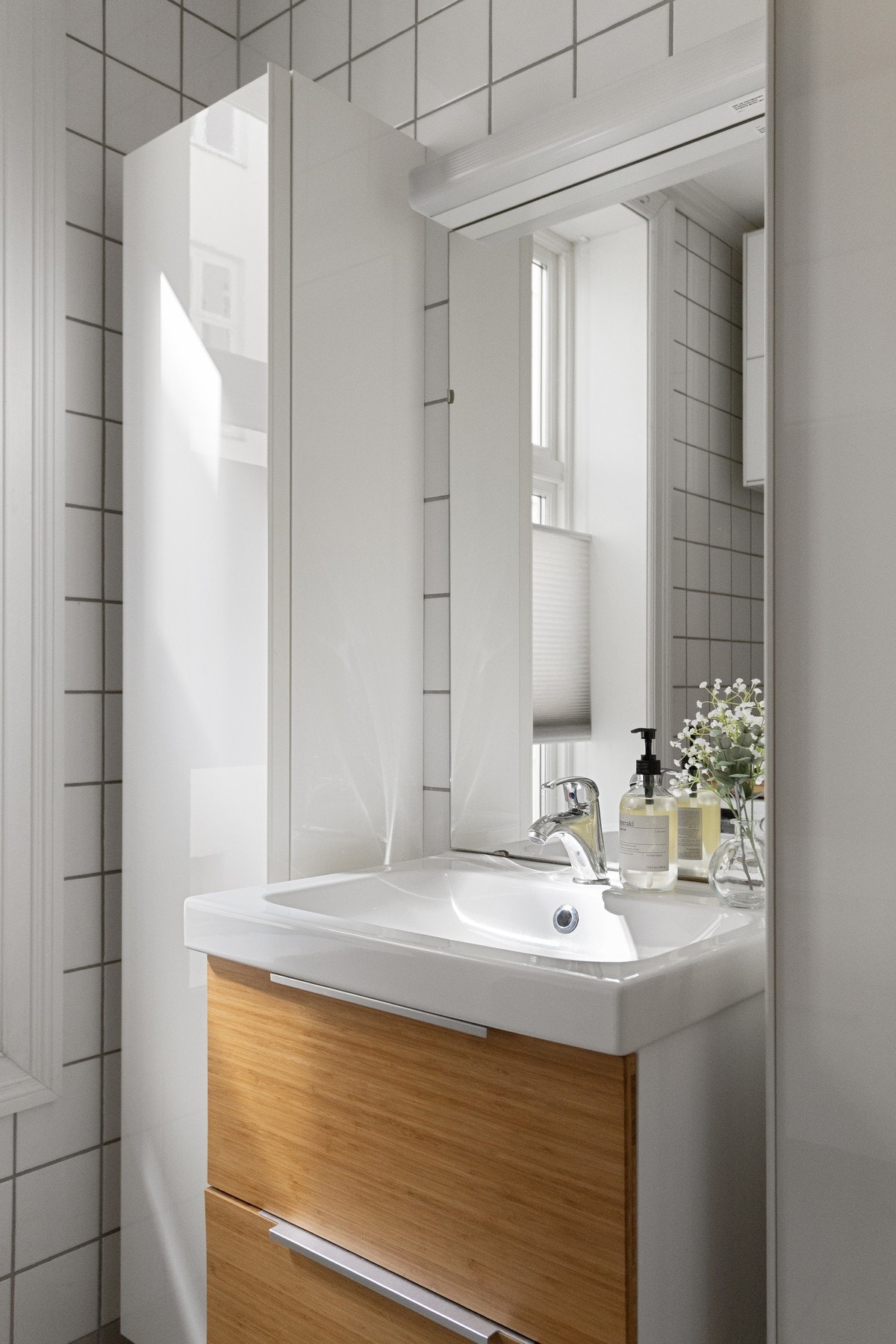 Det er rikelig med lagringsplass i praktiske skap. Galleribilde