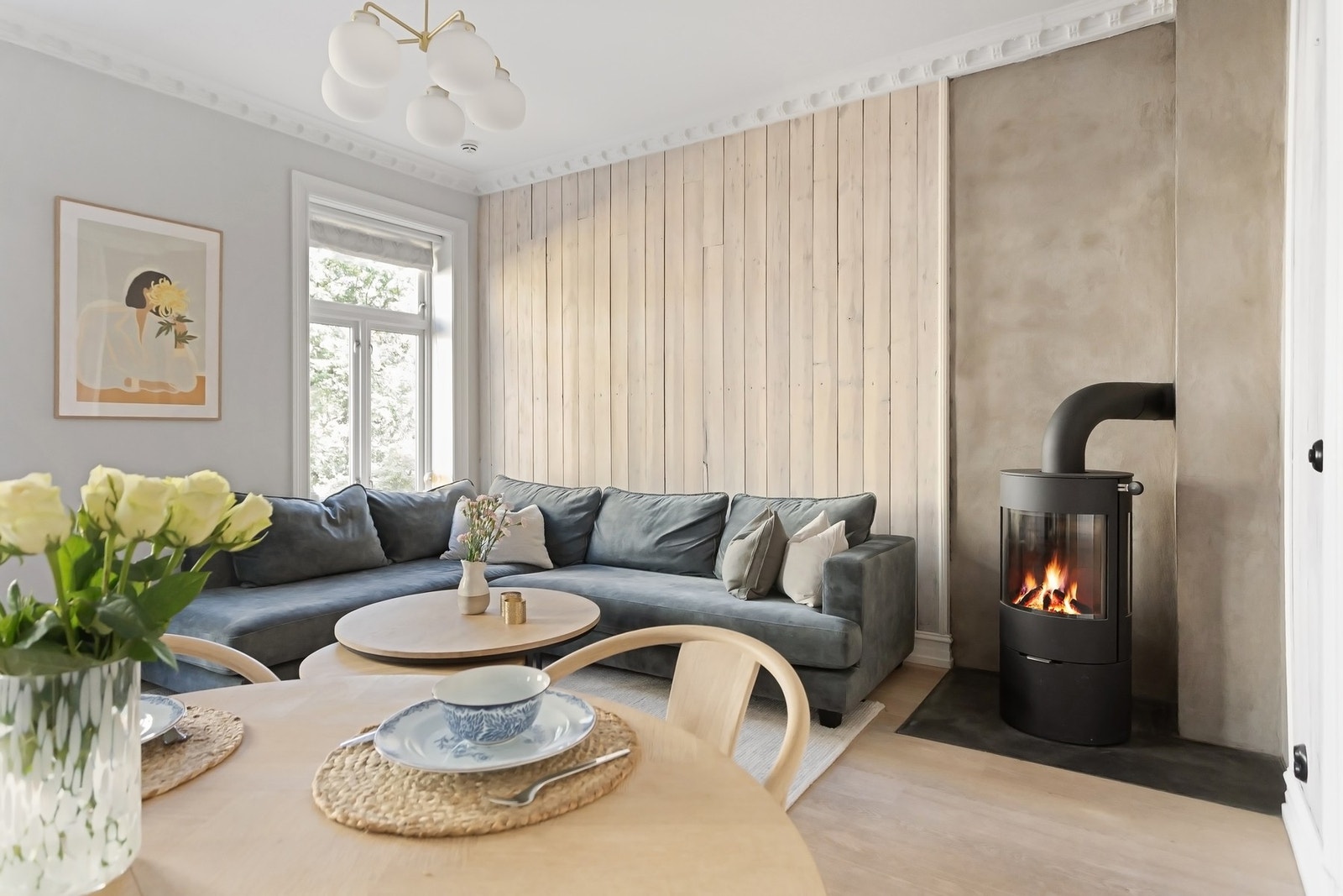 Det er god plass til en romslig sofagruppe og spiseplass med rom for gjester. Galleribilde