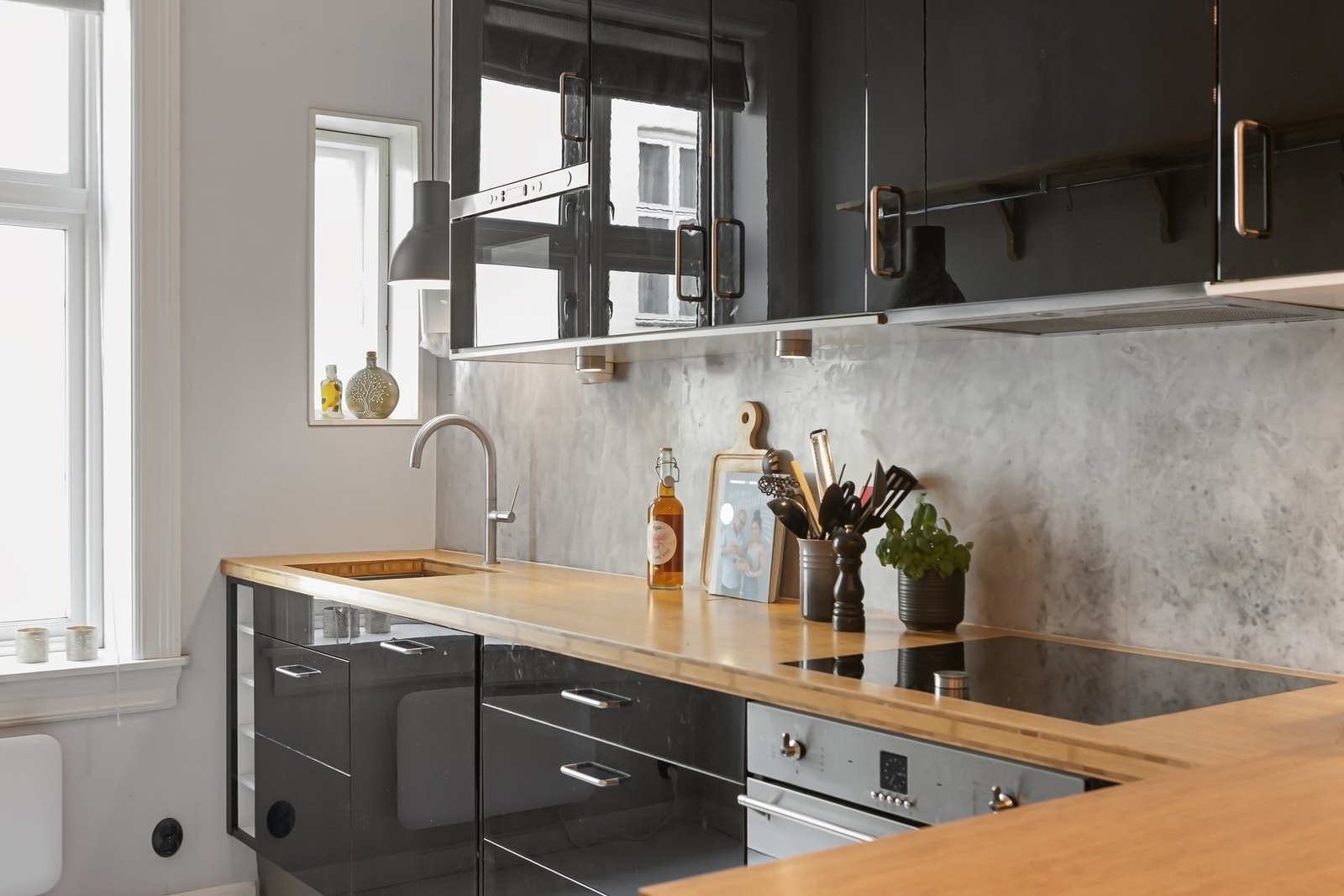 Videre er det integrerte hvitevarer som platetopp, stekeovn, oppvaskmaskin, 2 store kjøleskuffer og separat frysedel. Galleribilde