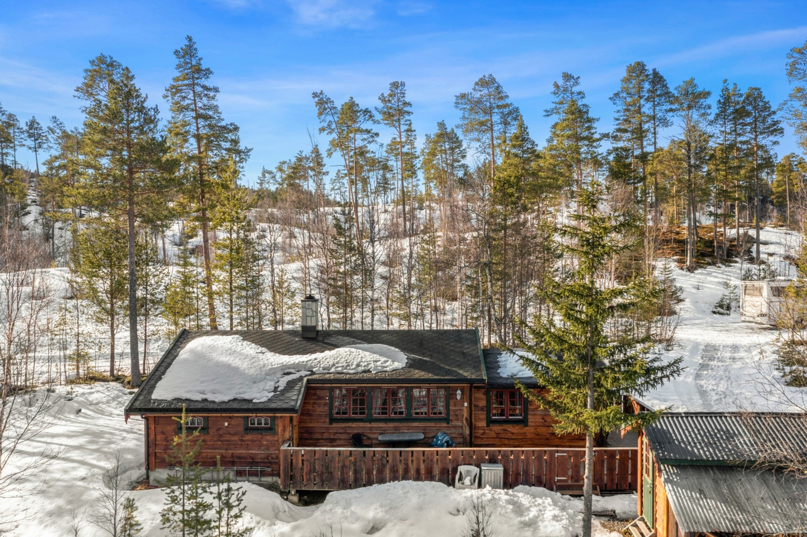 Hytta ligger i et stille og fredelig område med kulturlandskap og landbrukseiendommer. Galleribilde