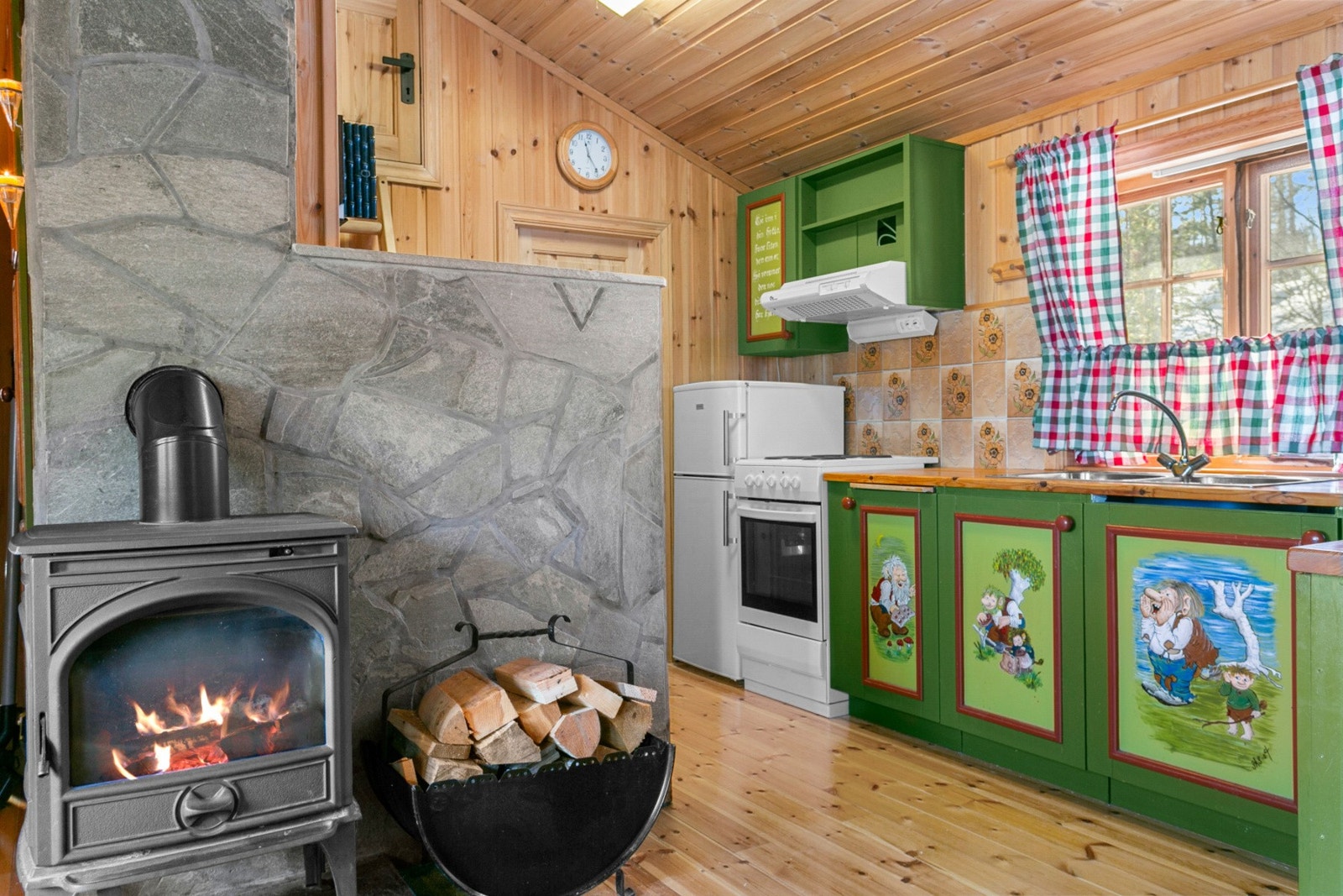 Sentralt plasser i stuen har man peisovn. Galleribilde