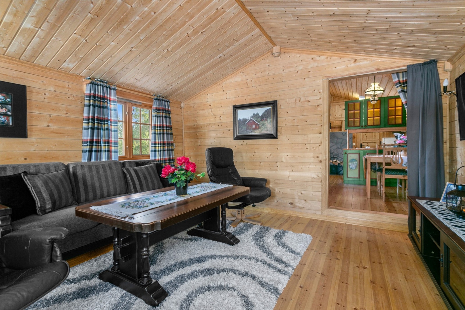 Påbygget består av tvstue med plass til stor sofa og stoler. Galleribilde