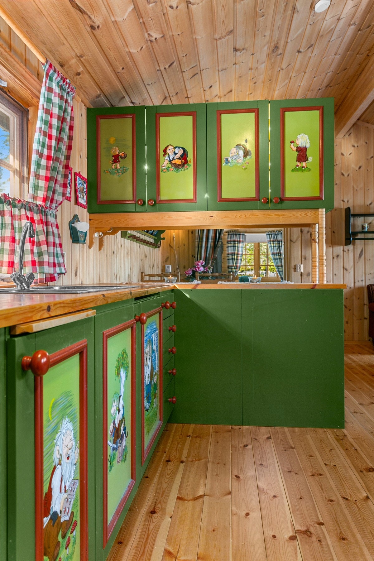 Pent hyttekjøkken. Galleribilde