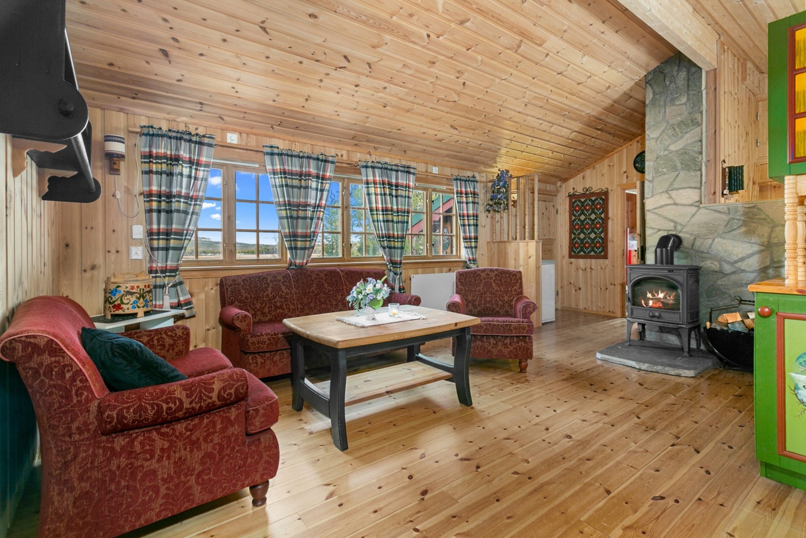 Den originale hytta har god plass til spisebord og øvrig møblement. Galleribilde