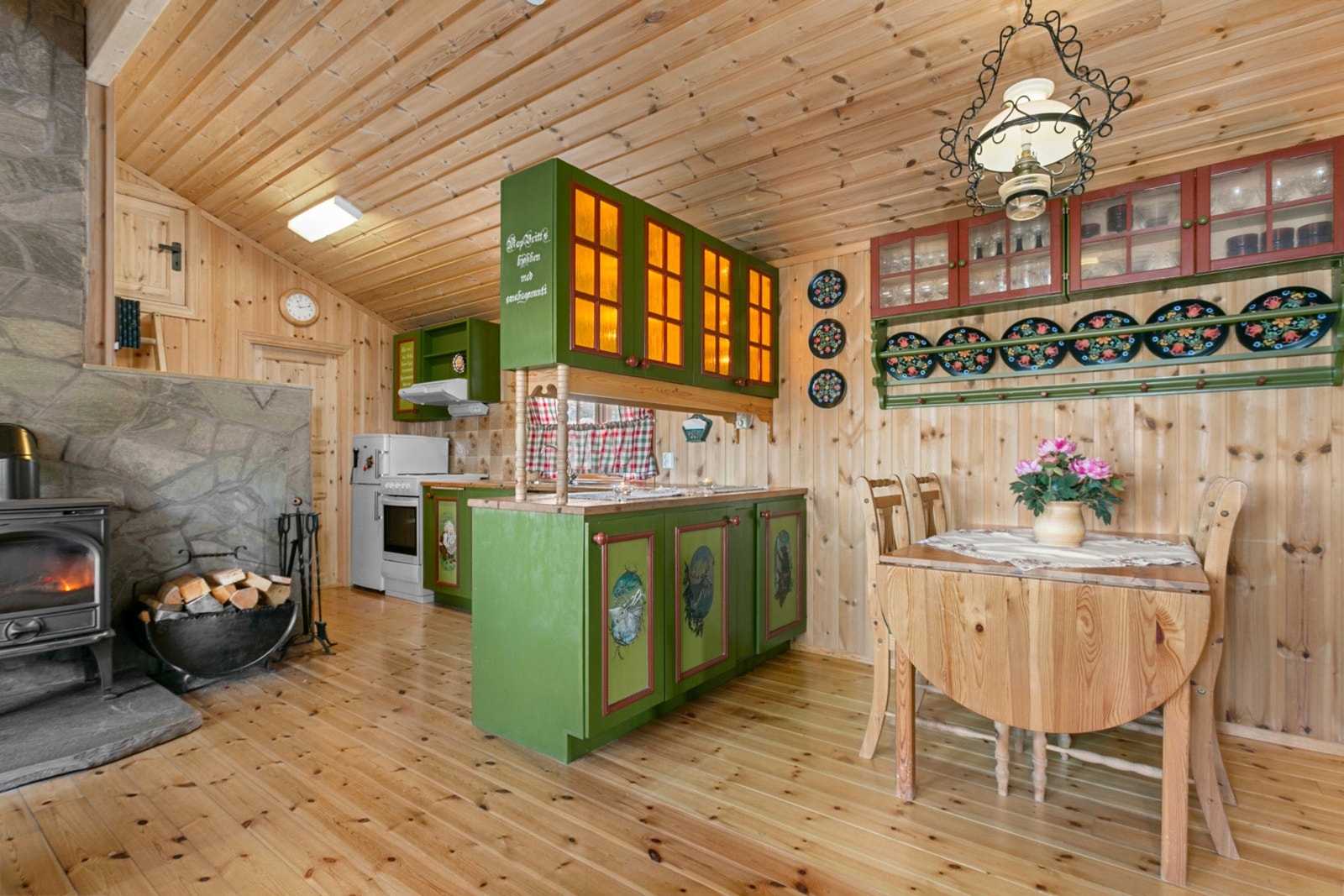 Flott og innholdsrikt kjøkken med håndmalte fronter. Galleribilde