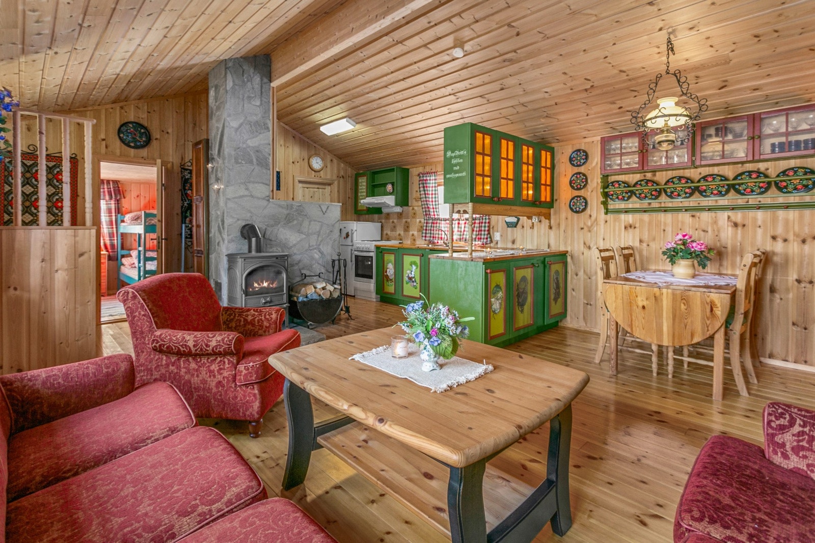 hytta har ved-lager for flere års bruk i uthus. Galleribilde