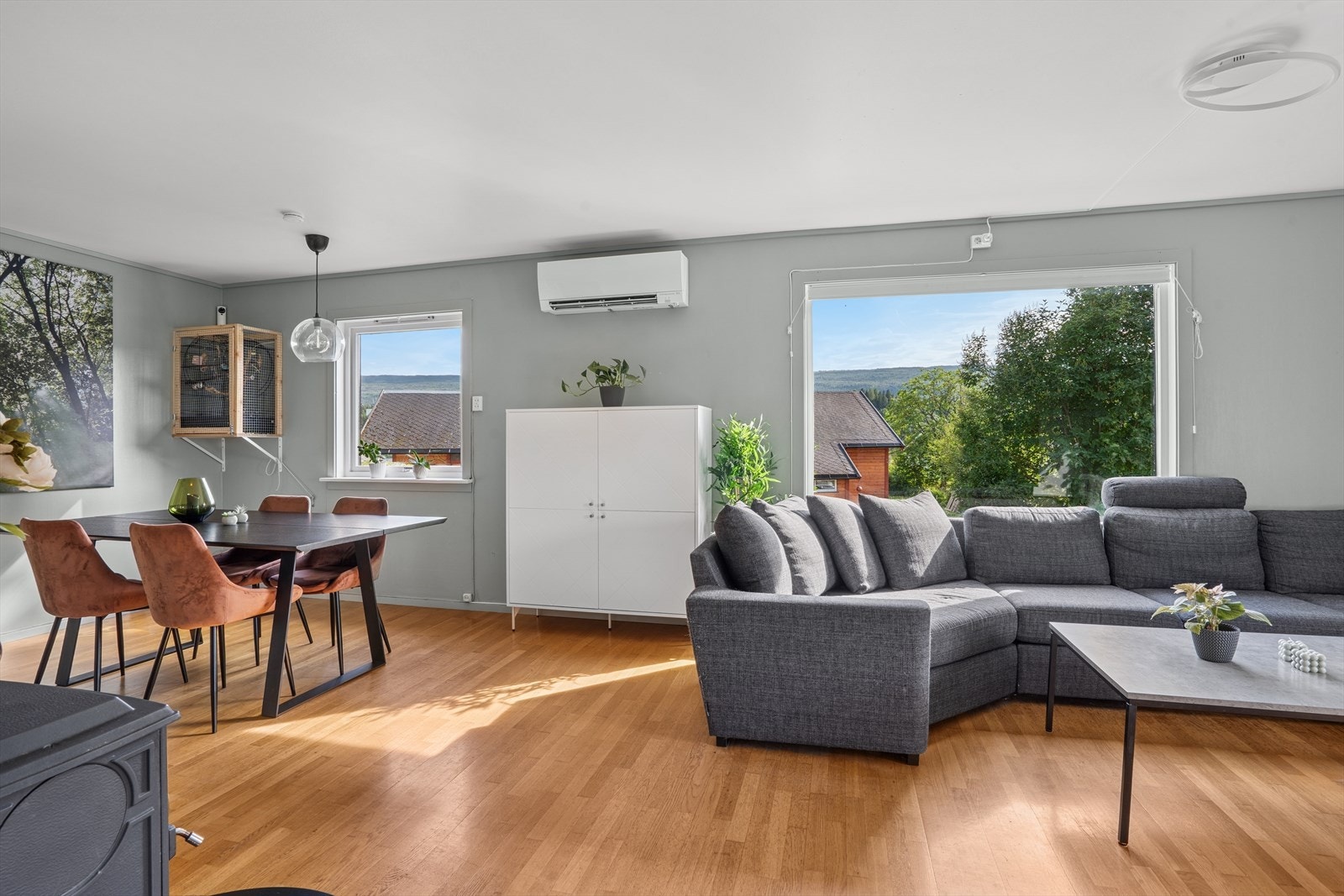 Stuen er romslig med store vindusflater på to av veggene som slipper inn rikelig med naturlig daglys. Galleribilde