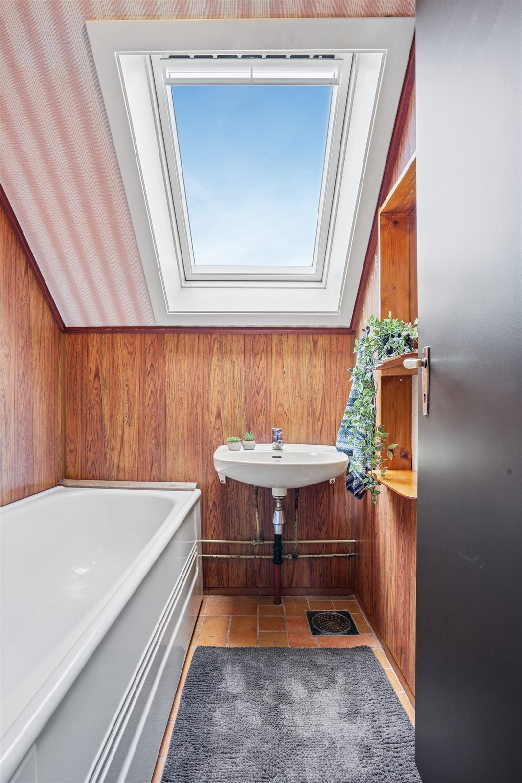 Badet i loftetasjen er utstyrt med badekar og og servant. Velux takvindu som gir godt med lysinnslipp og god utluftingsmulighet. Galleribilde