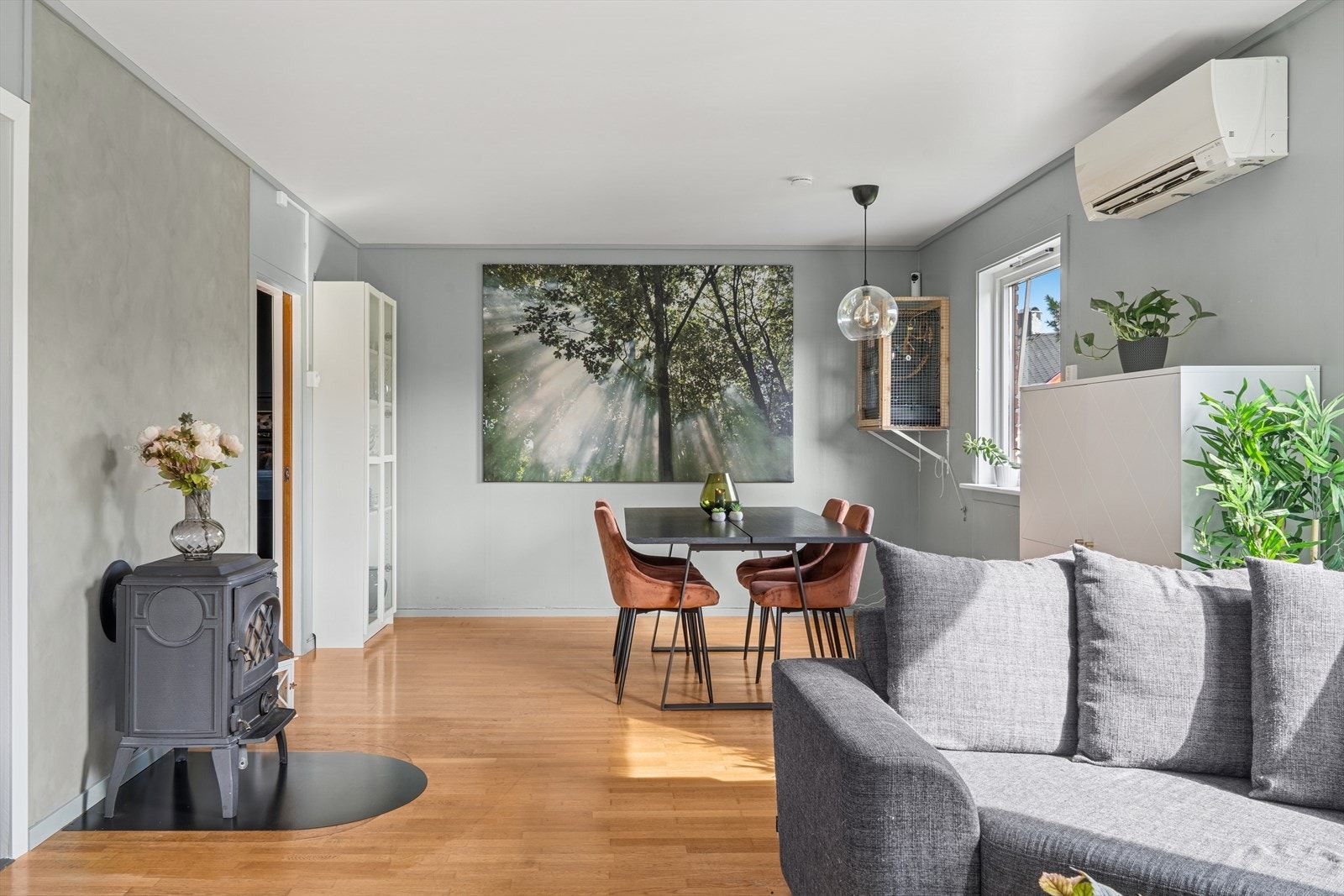 Stuen er malt i lyse og behagelige farger. Galleribilde