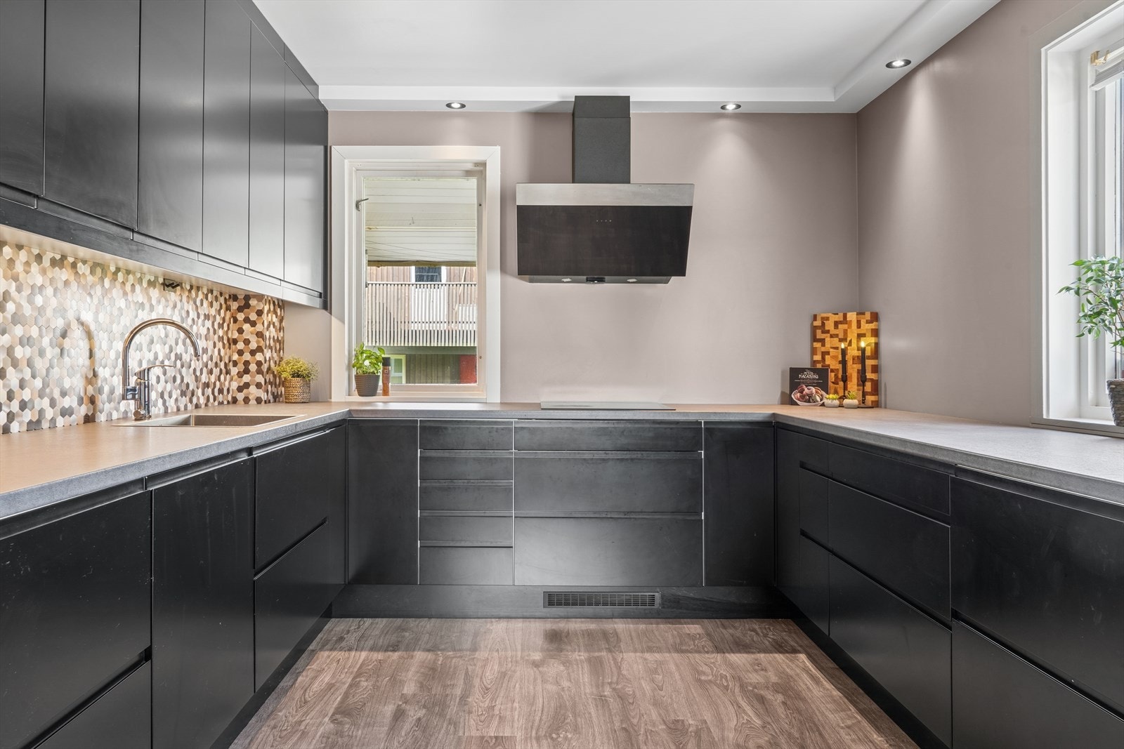 Integrerte hvitevarer som kjøleskap, oppvaskmaskin, induksjonstopp og stekeovn som alle medfølger. Kjøkkenventilator med avtrekk ut. Downlights i taket som gir godt arbeidslys. Galleribilde