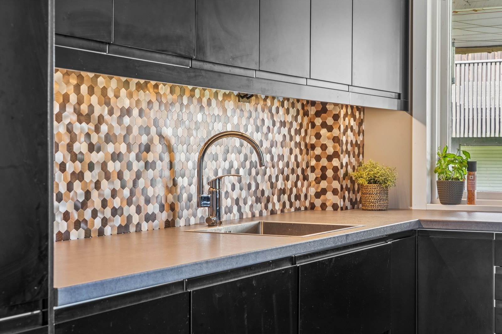 Dekorfelt mellom benk og overskap. Belysning under overskap. Galleribilde