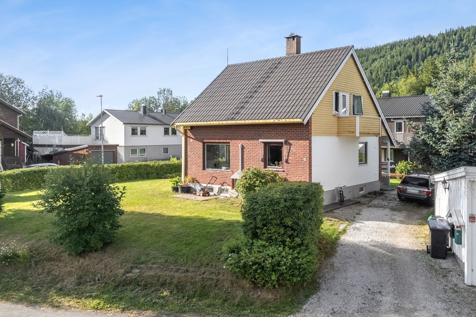 Enebolig oppført ca. 1961 med 2 bad og 4 soverom. Hagen er pent opparbeidet. Galleribilde