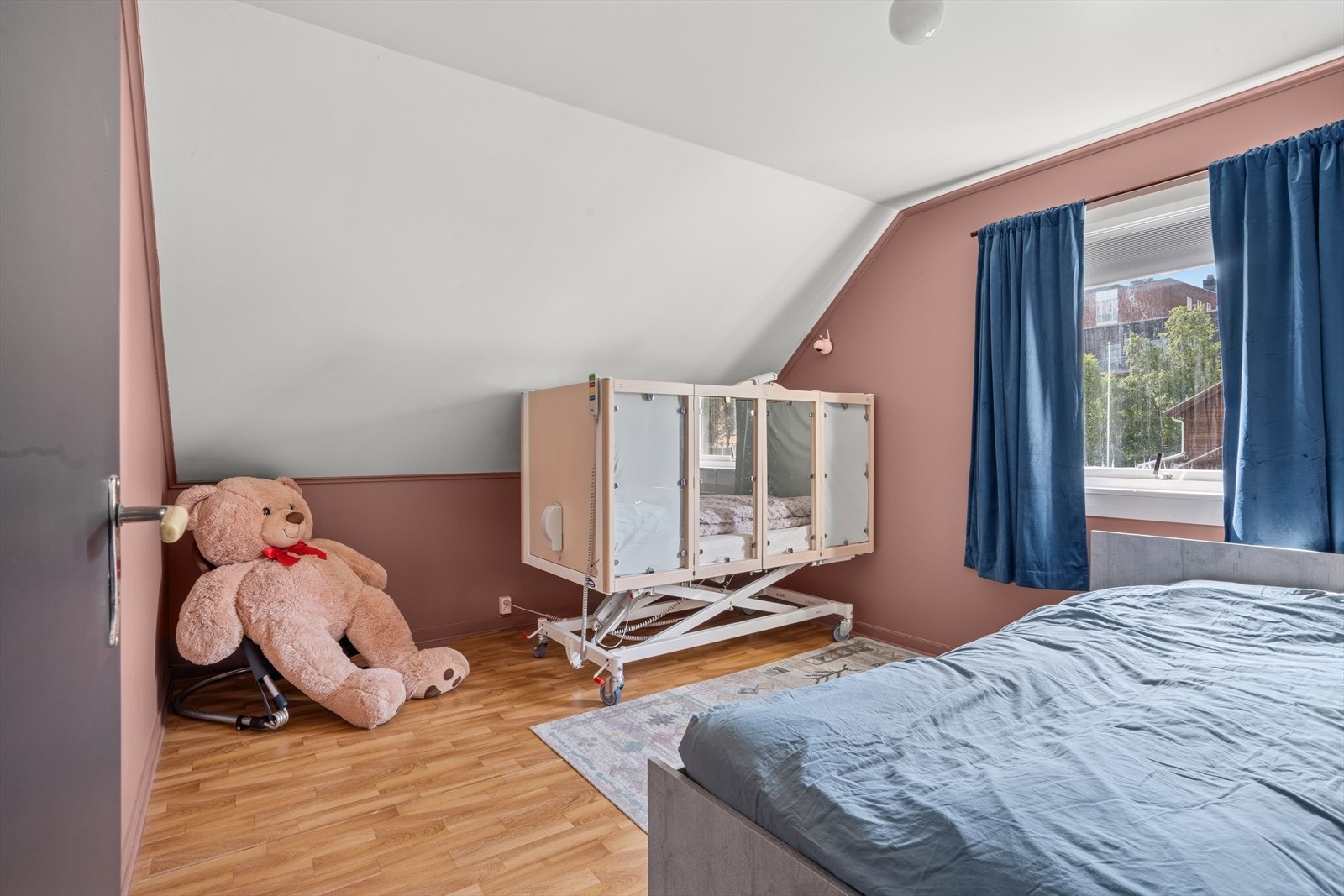 Soverom 2 er også av god størrelse. Galleribilde