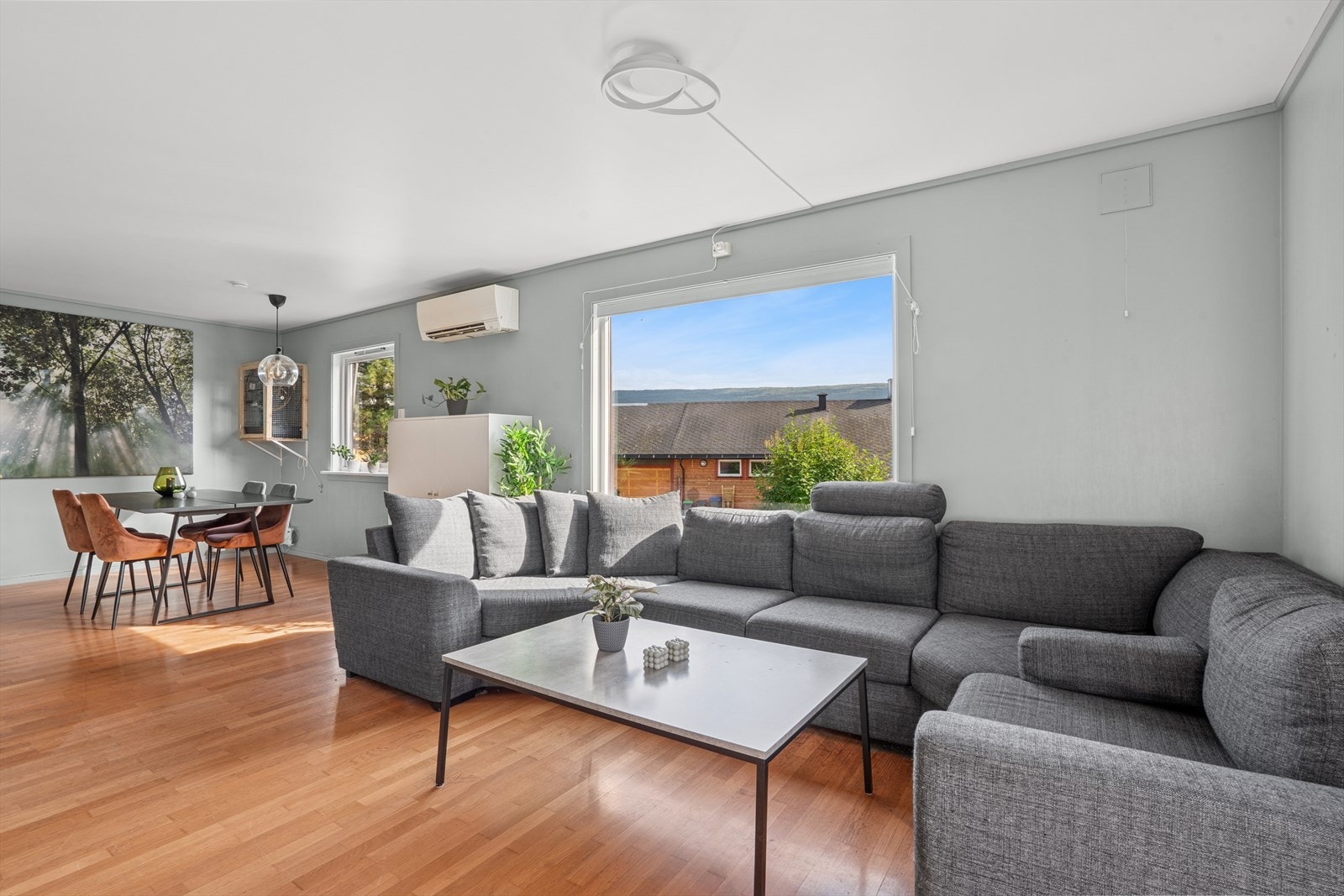 Vegger er malt i lyse farger. Fra stua er det utgang til terrassen og hagen. Galleribilde