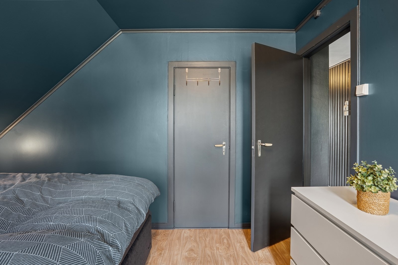 Det er 4 soverom i loftetasjen. Hovedsoverommet har integrert garderobe. Galleribilde