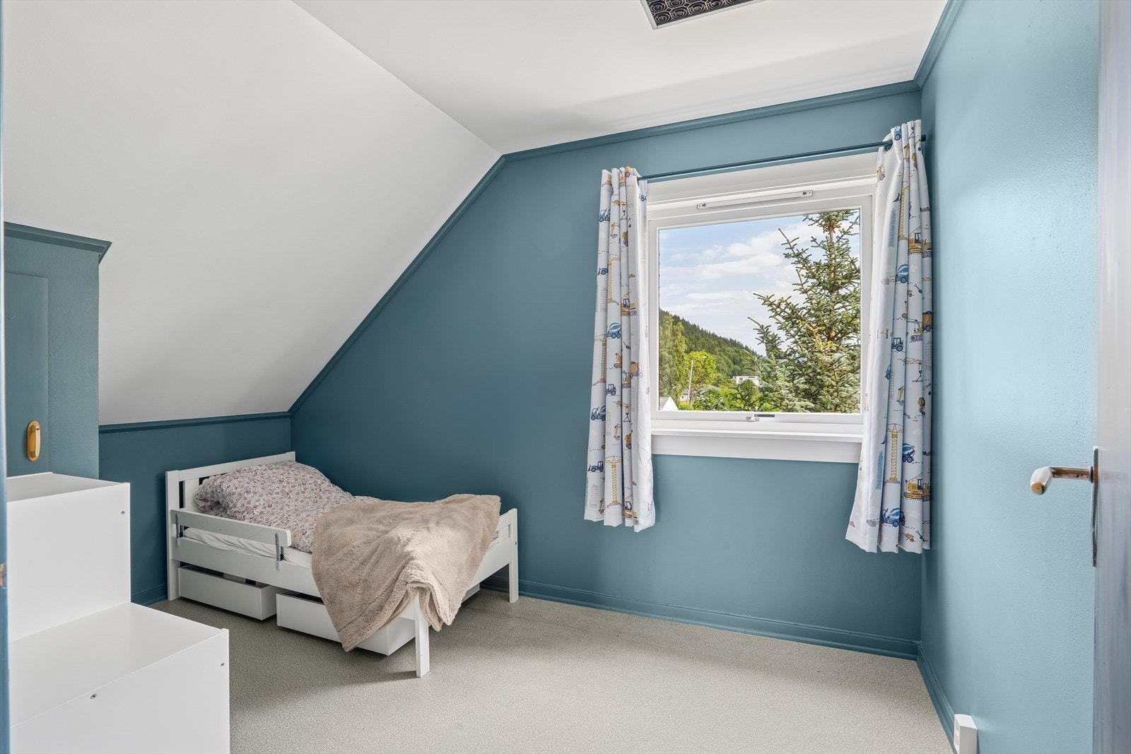 Soverom 3 har god plass til seng og integrert garderobeskap. Galleribilde