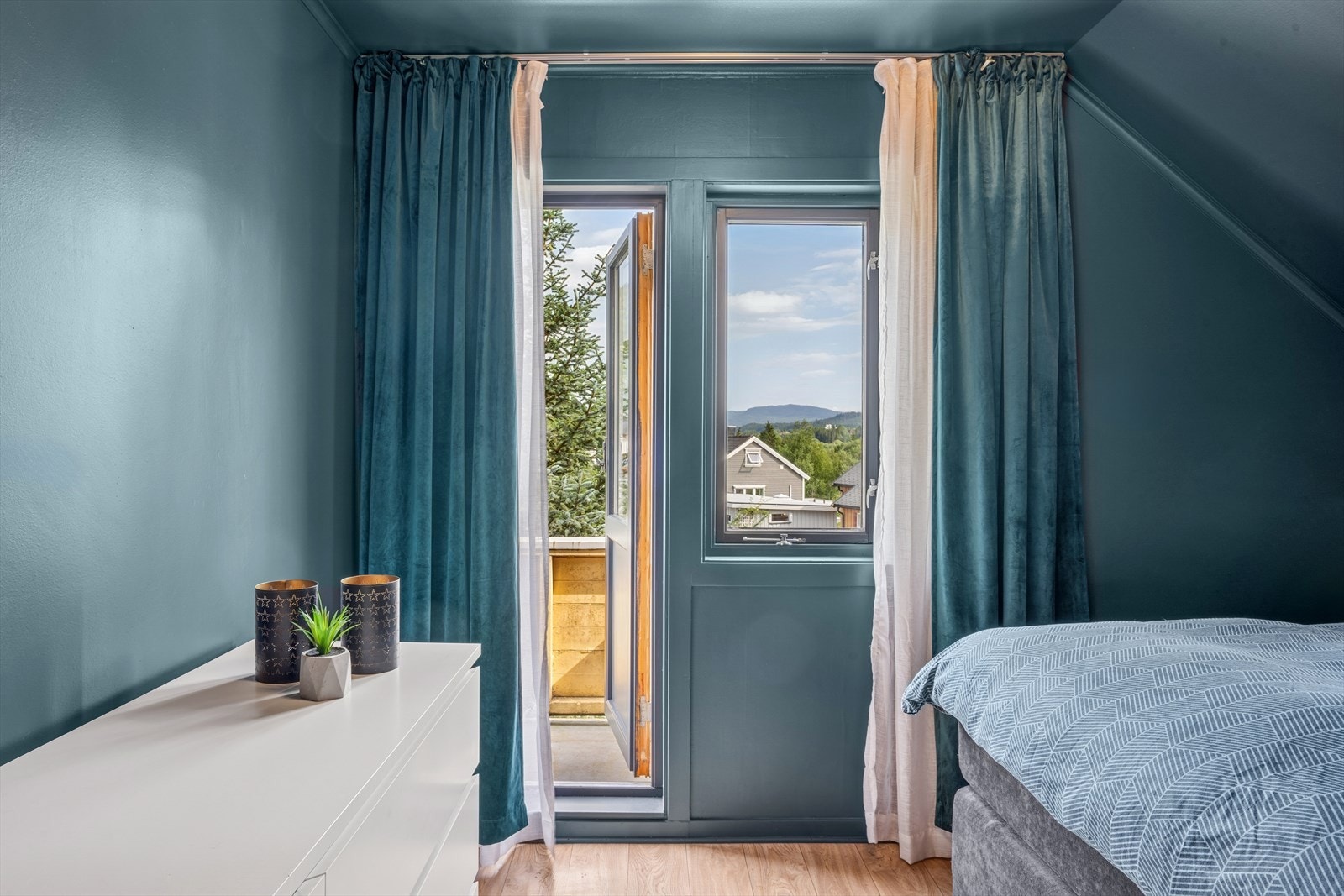 Det er utgang til luftebalkong fra hovedsoverommet. Galleribilde