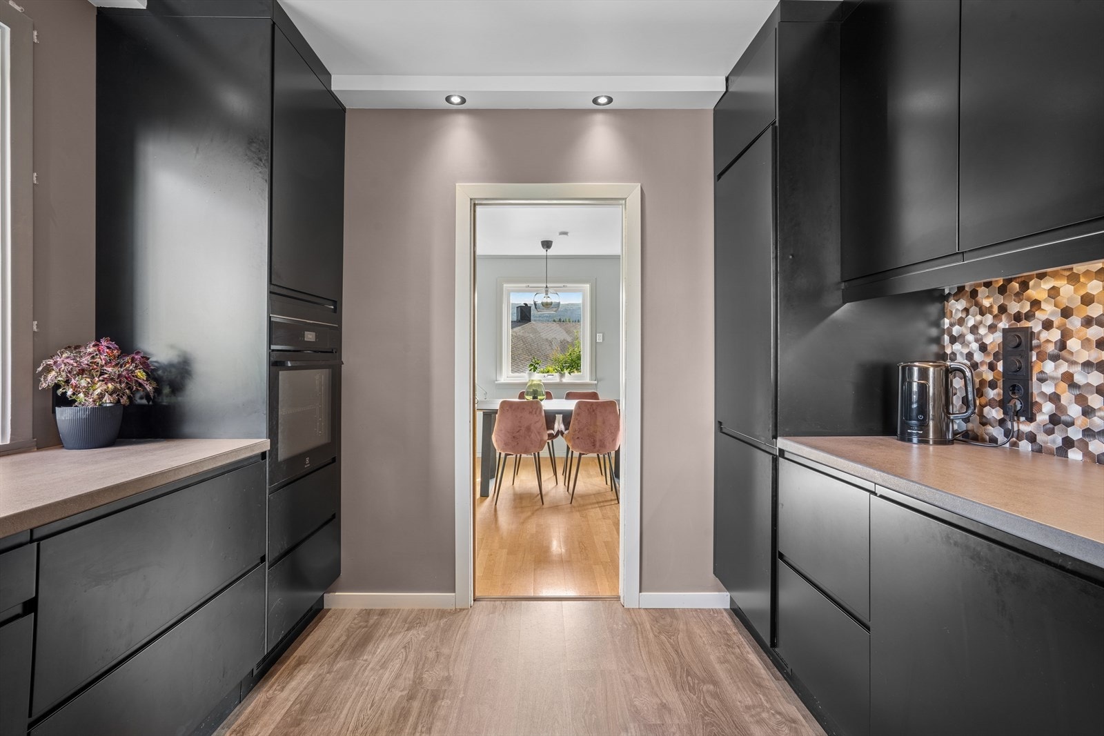 Kjøkken mot spisestuedelen. Galleribilde