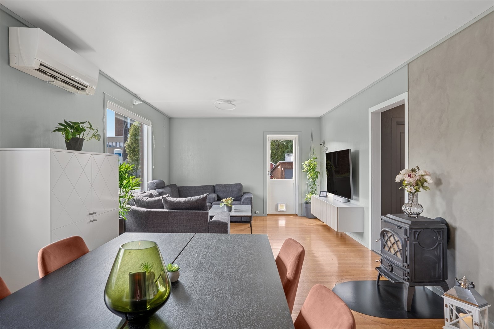 Det er varmepumpe og peisovn som varmer godt. Galleribilde