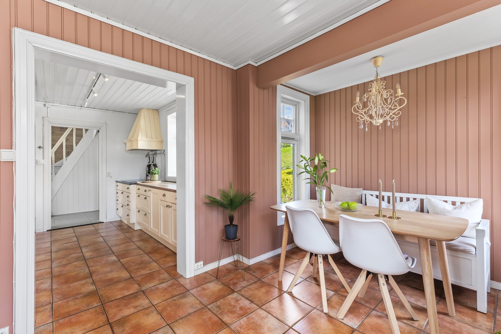 Dette rommet er praktisk plassert ved kjøkkenet, og har mye lysinnslipp og en god atmosfære. Galleribilde