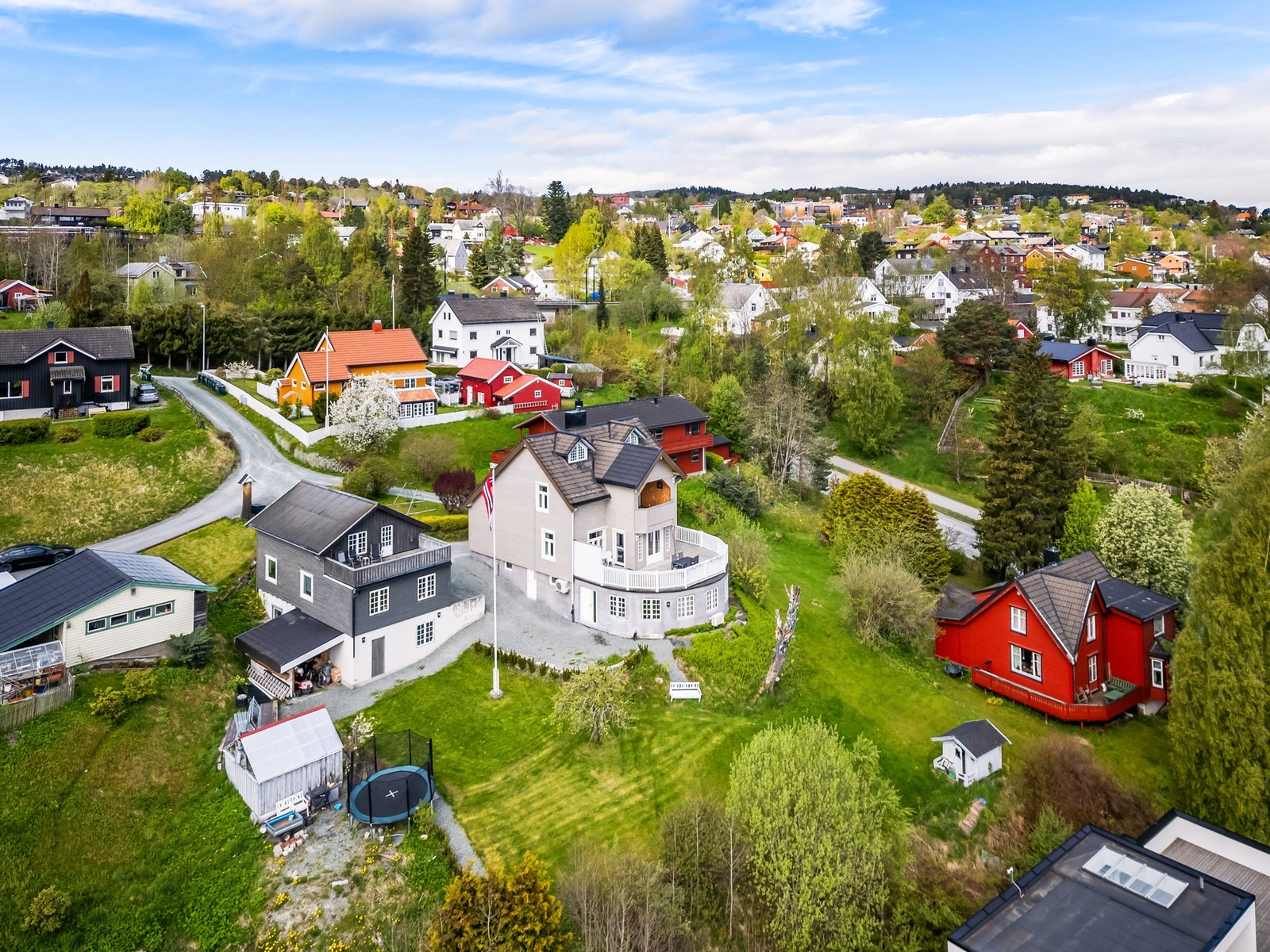 Boligen ble oppgradert med etterisolering, kledning, delvis nye vindu og undertak i 2020. Galleribilde