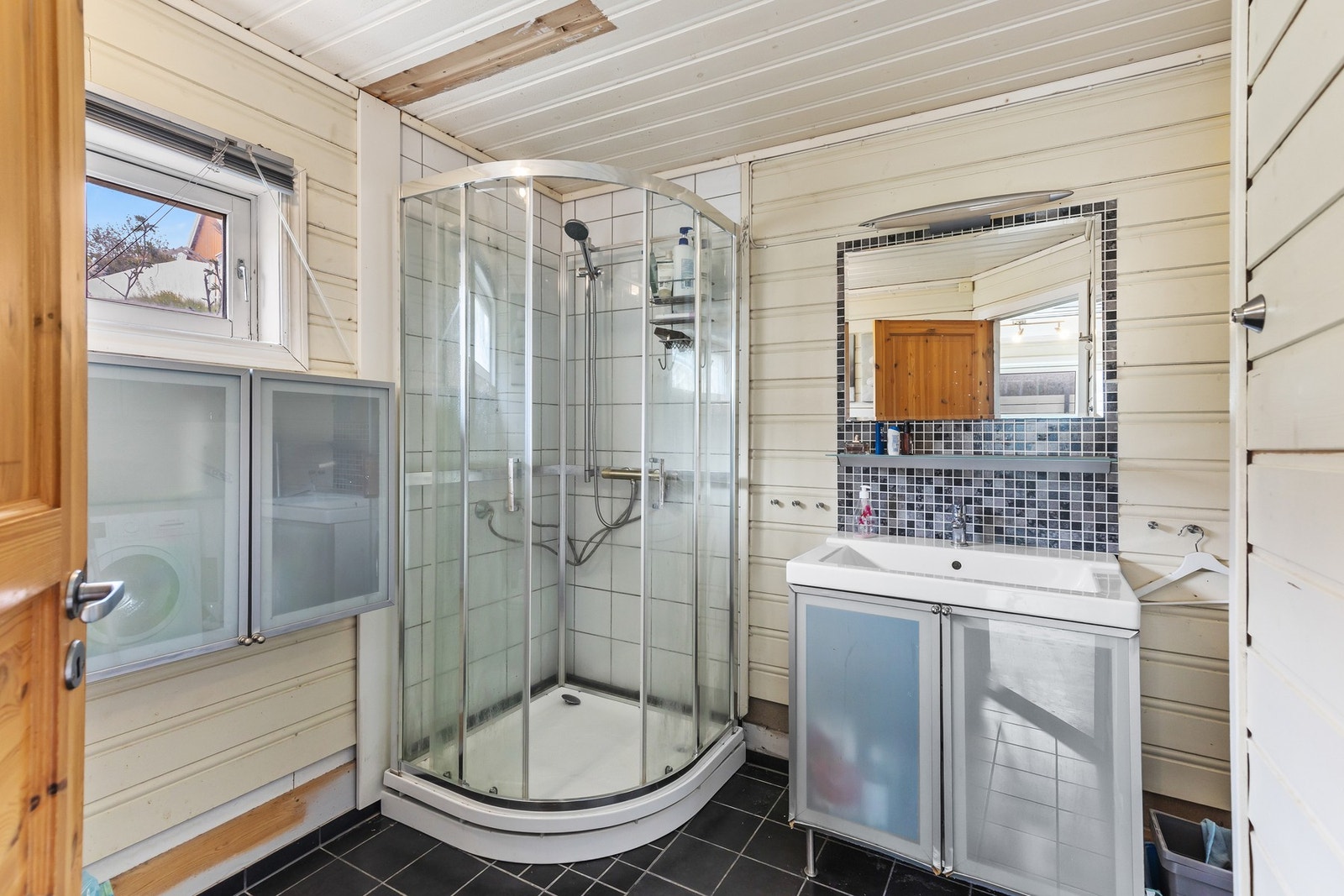 Bygningen ble oppført i 1981. Hyblene har felles, kjøkken, baderom og to stuer. Galleribilde