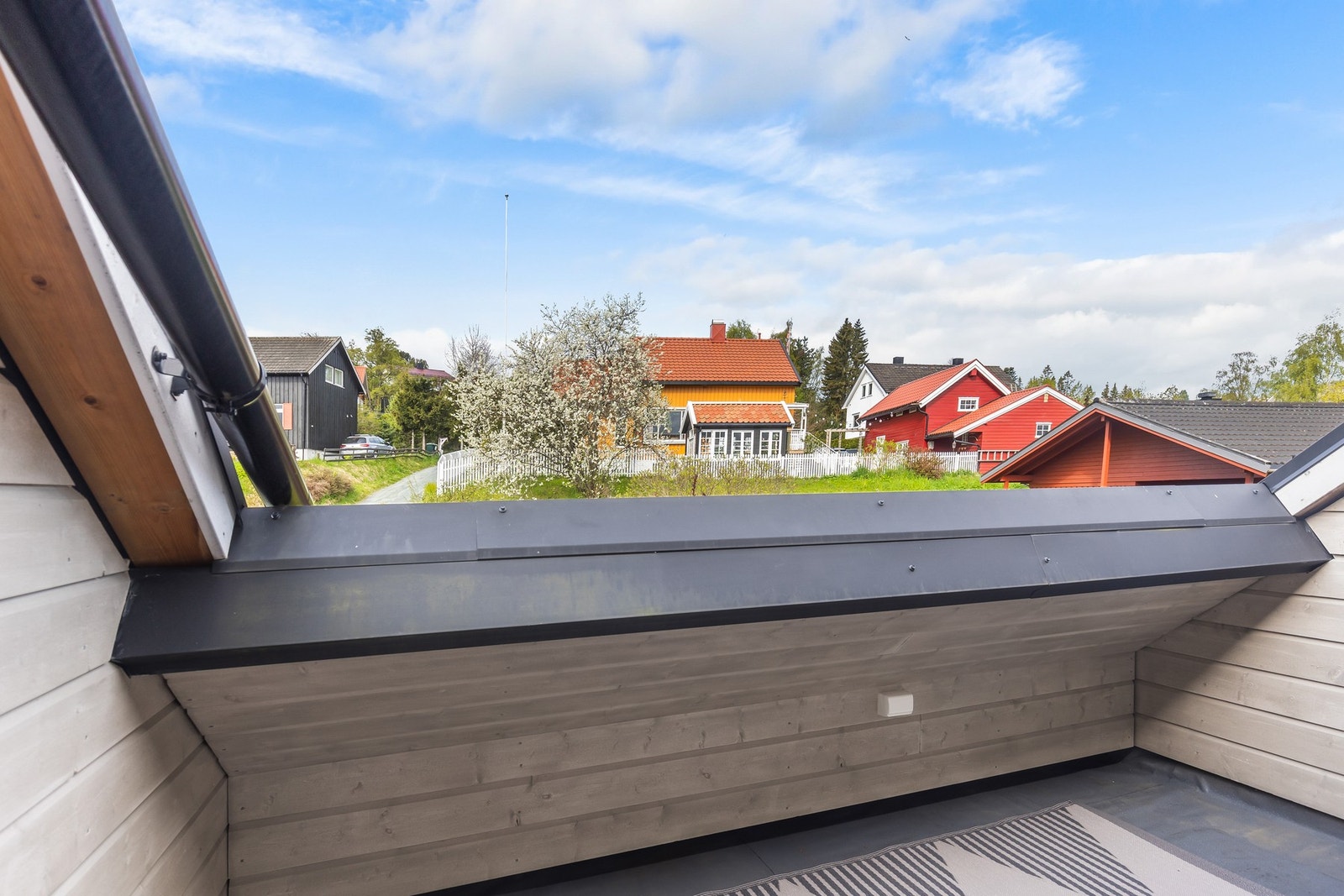 Det er også tilgang til balkong i vestlig retning, hvor det er fantastisk å nyte kveldssola på sene kvelder. Galleribilde