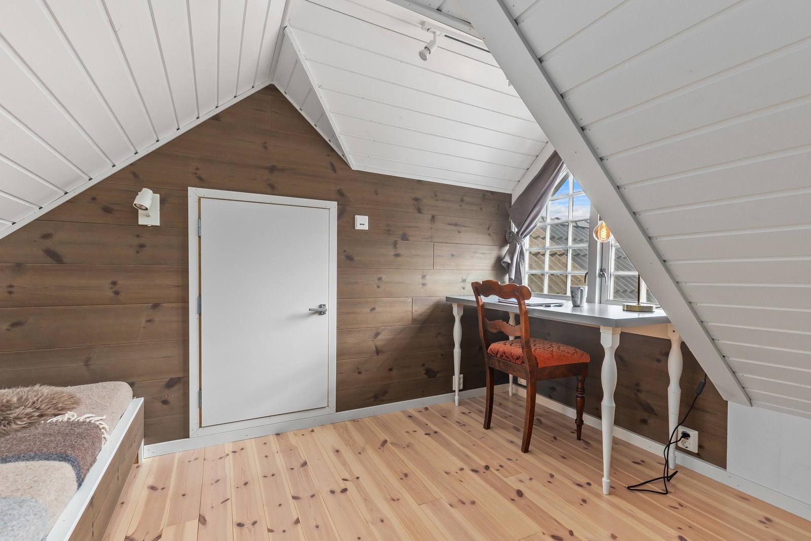 Loftet er innredet med et hyggelig kontor og knekott for praktisk lagring. Galleribilde