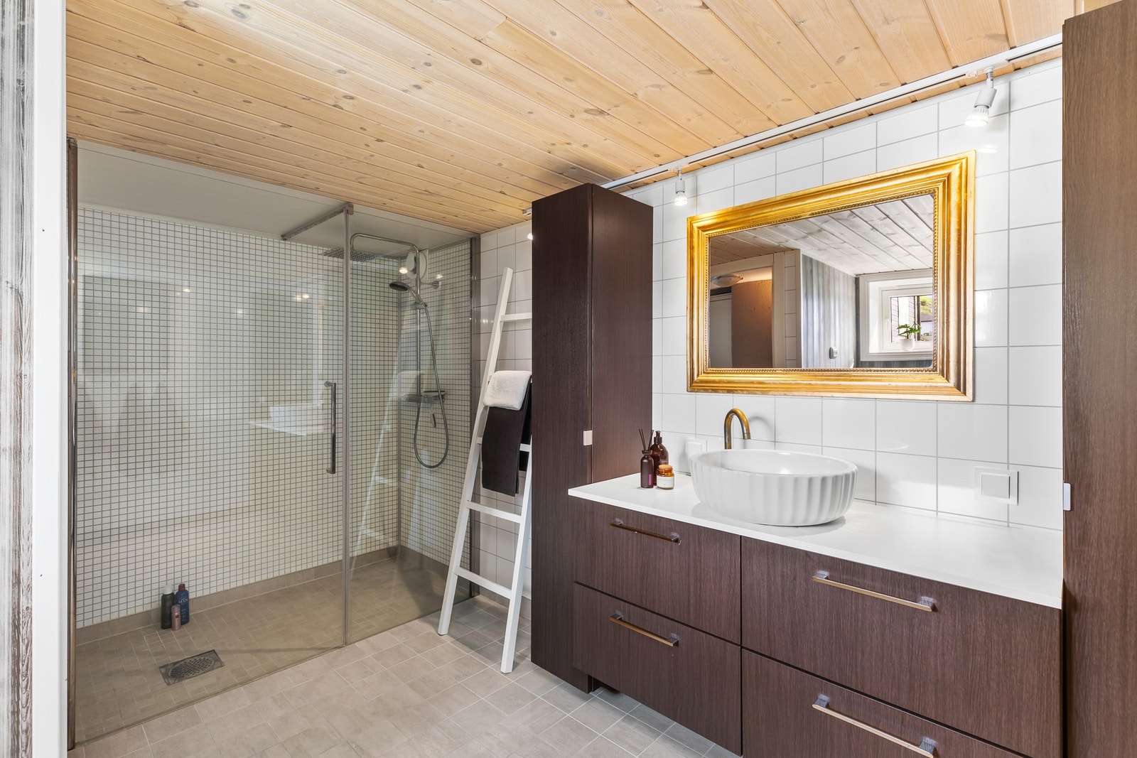 I sokkeletasjen finner du et moderne og komplett baderom, renovert i 2015. Galleribilde