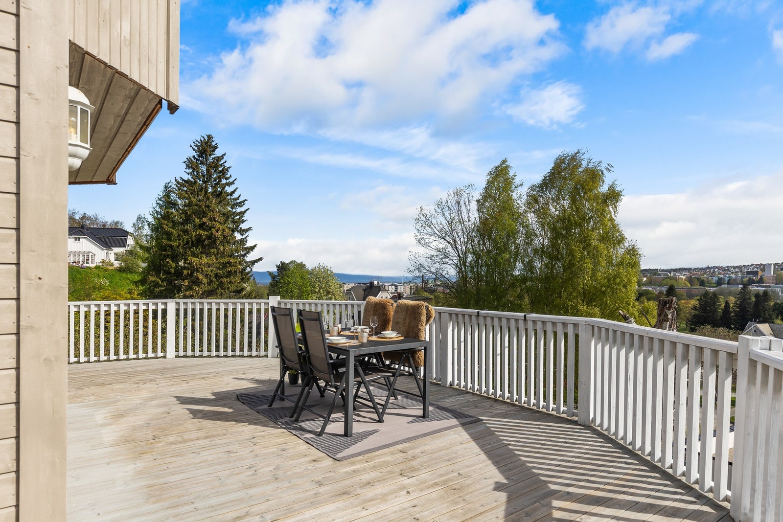 Terrassen ligger skjermet for naboer, trafikk og forbipasserende. Galleribilde