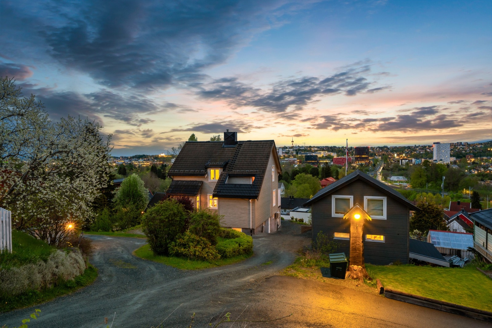 Eiendommen består av en praktfull villaeiendom med utleie i sokkel, samt. et separat hybelhus med 4 hybler for utleie. Galleribilde