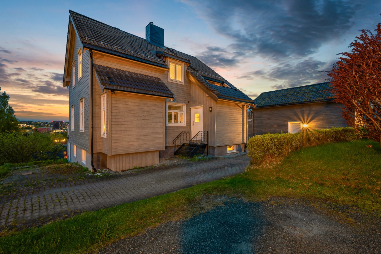 Eiendommen er opprinnelig oppført i 1926, med flere tilbygg i senere tid. Galleribilde