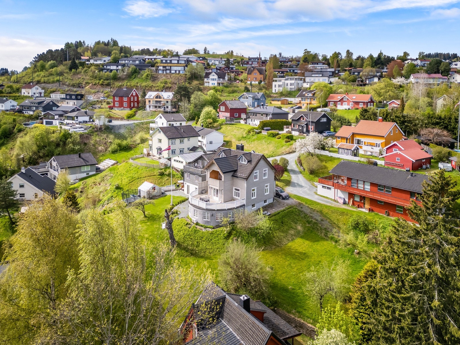 EiendomsMegler 1 v/ Malin Nyhus Ådahl har gleden av å representere Hoemsvegen 4D og 4E! Galleribilde