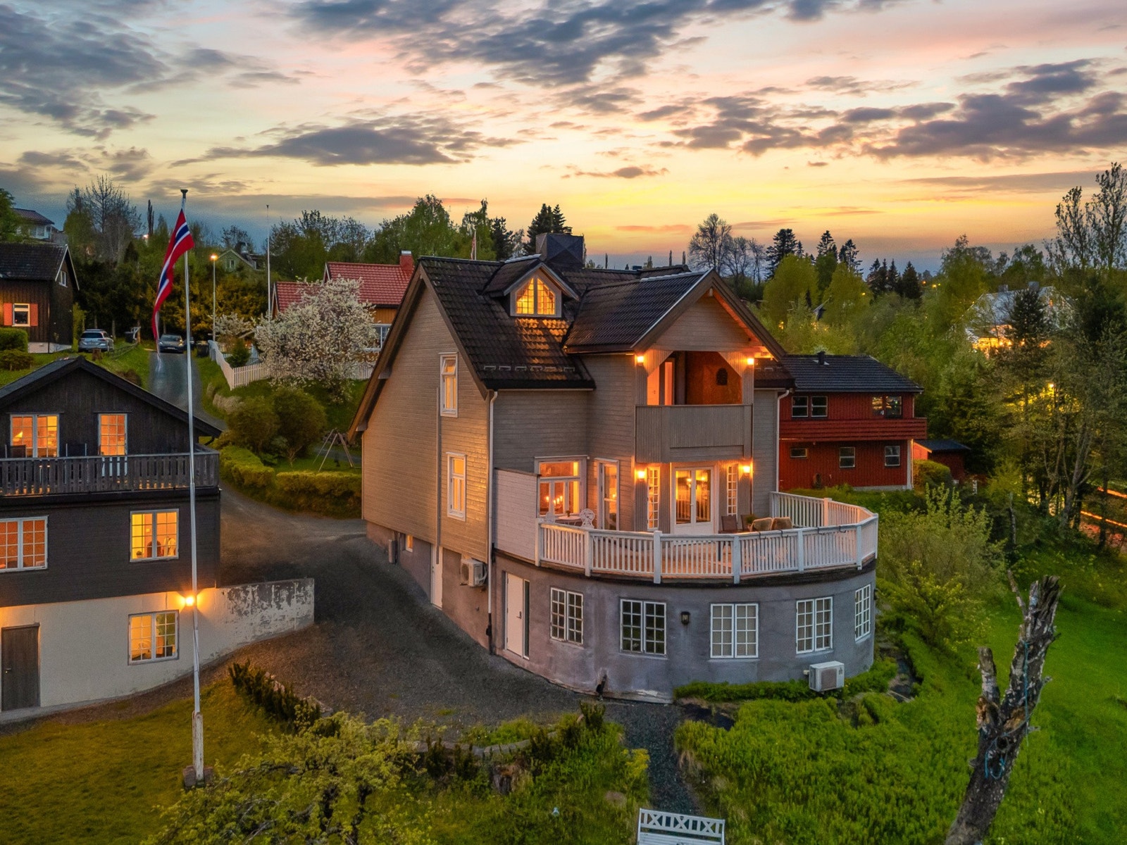 Eiendommen er på ca. 1829 kvm. Hagen er stor og praktfull, hvor både store, små og firbente vil trives godt. Galleribilde