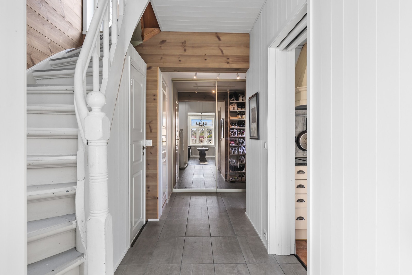 Yttergangen er flislagt med varmekabler i gulv. Til venstre er det også enkel adkomst til boligens vaskerom. Galleribilde