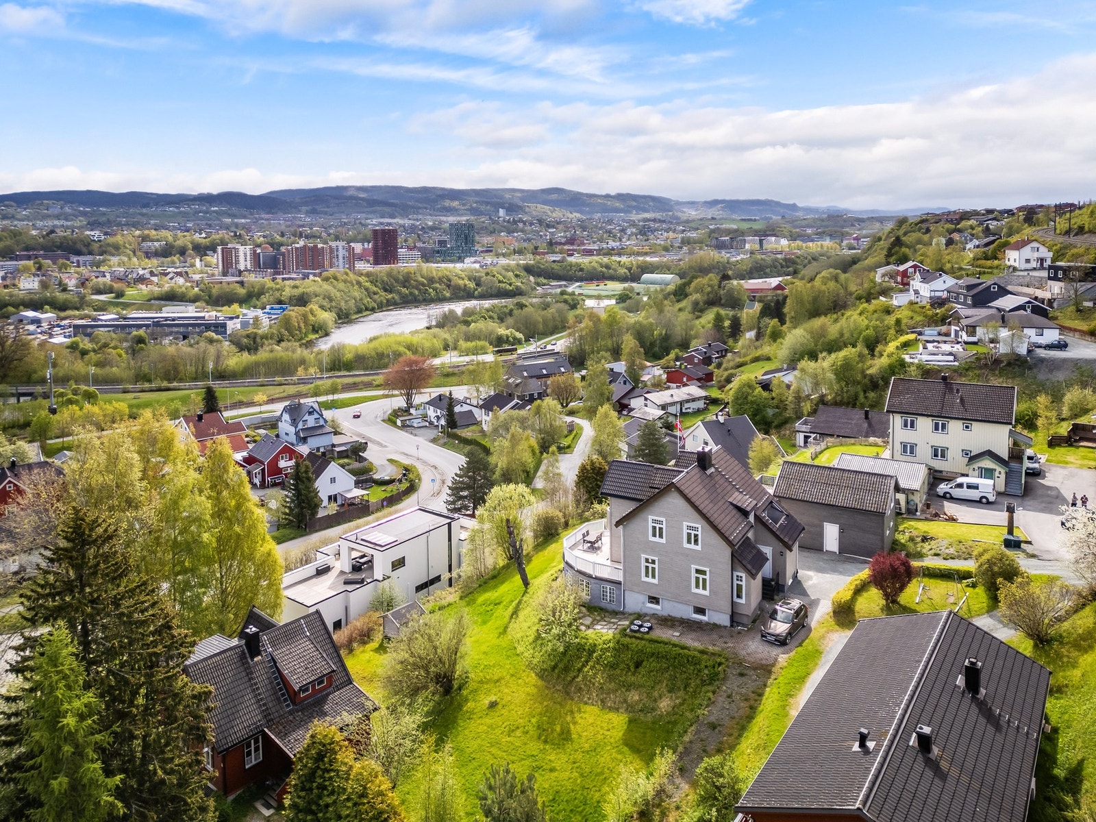 Eiendommen ligger i nærhet til utfarsåren til Bymarka, for fantastiske tur- og rekreasjonsmuligheter både sommer og vinter. Galleribilde