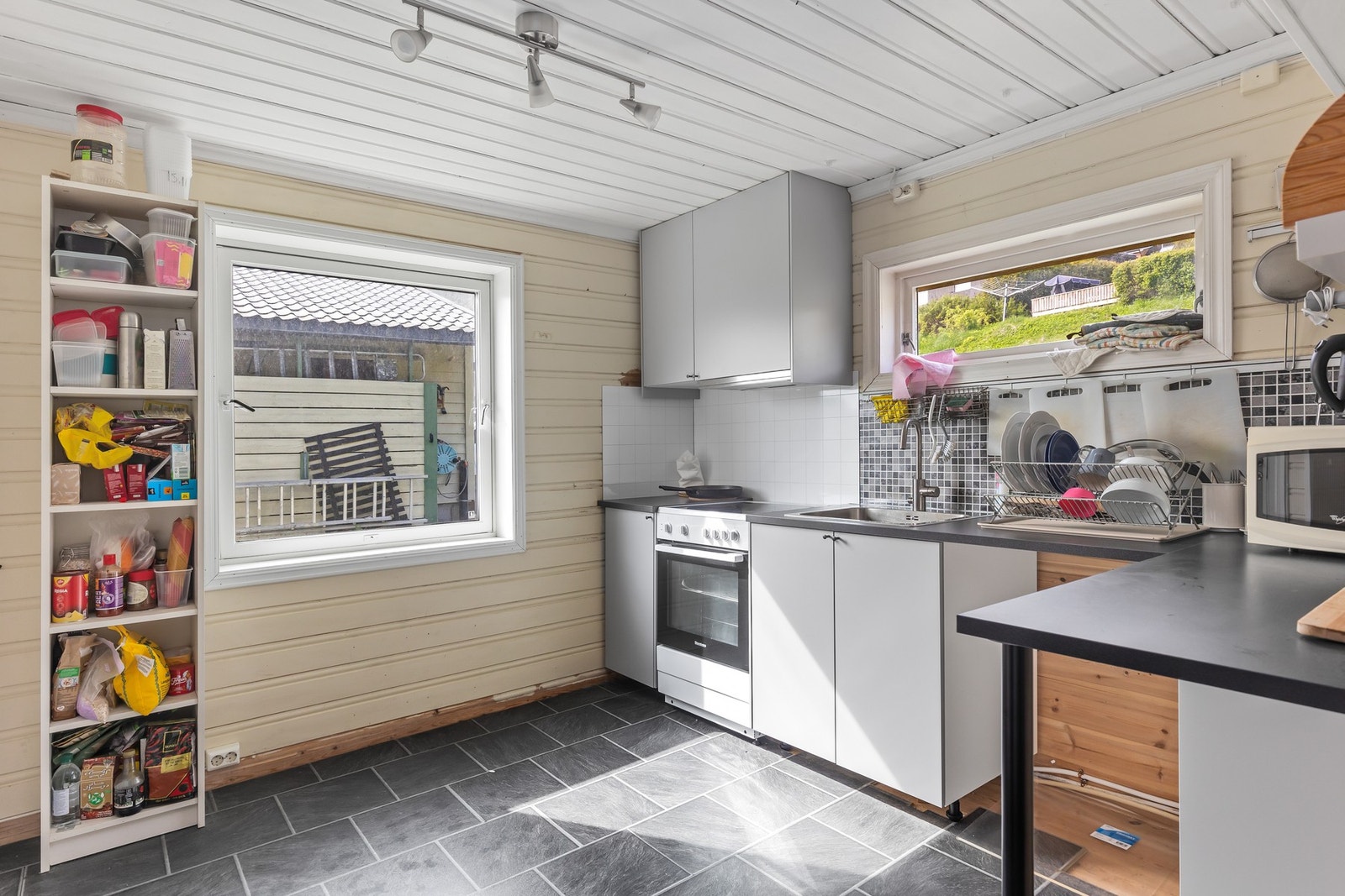 Hoemsvegen 4E er et hybelhus over tre etasjer, bestående av 4 hybler for utleie. Galleribilde