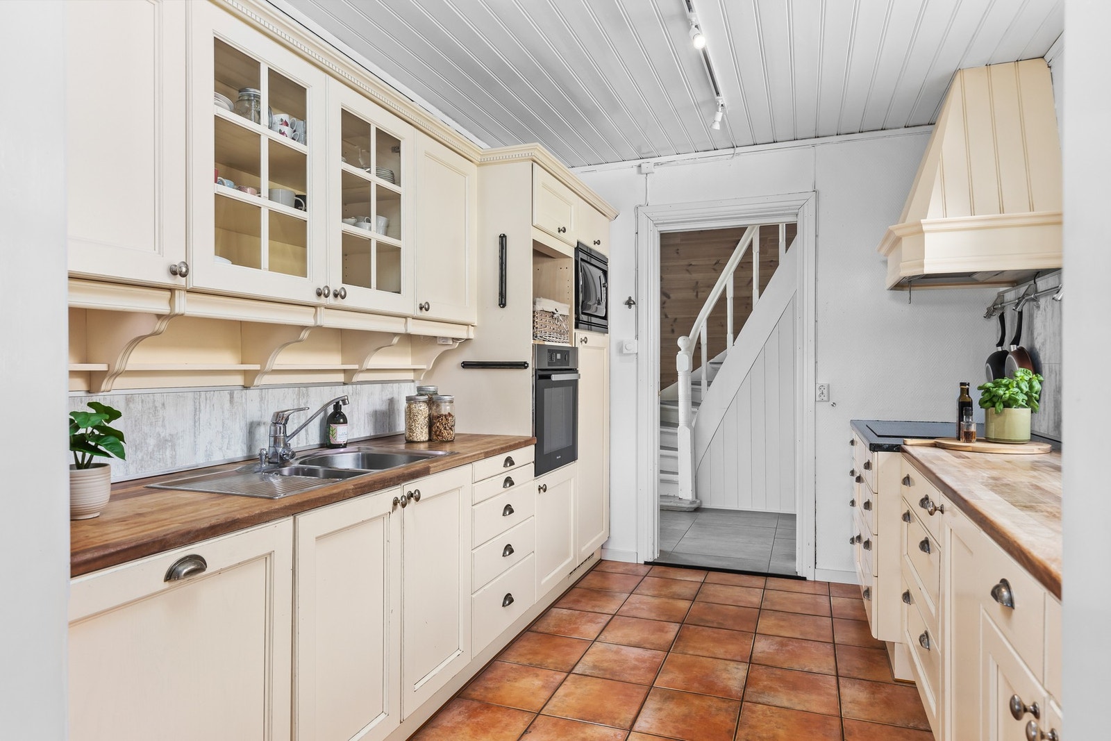 Hovedenheten byr på et innholdsrikt kjøkken, med flere soner og mye skap- og benkeplass. Galleribilde