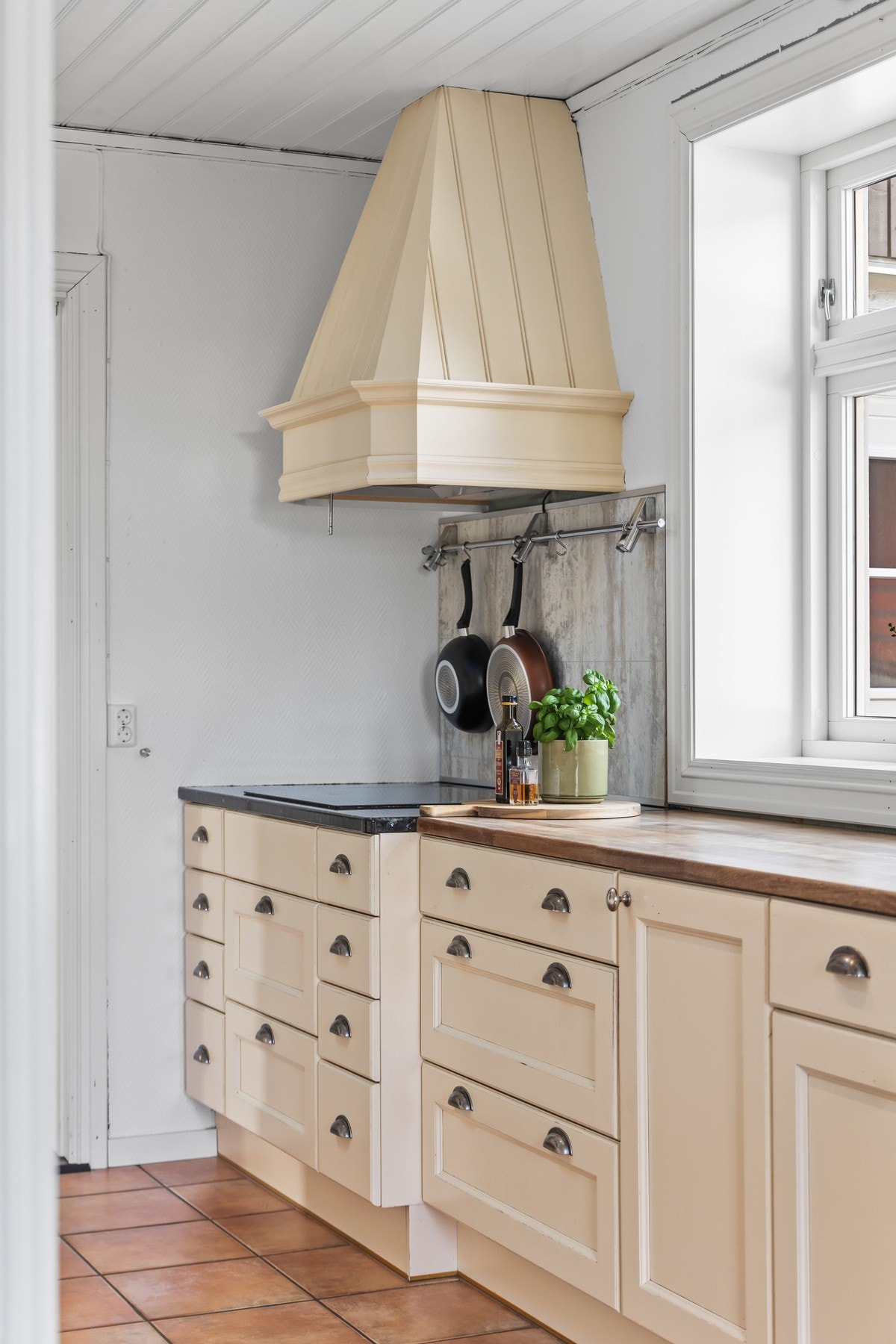 Legg merke til benkeplaten i stein rundt platetoppen, praktisk for varme kasseroller og former. Galleribilde